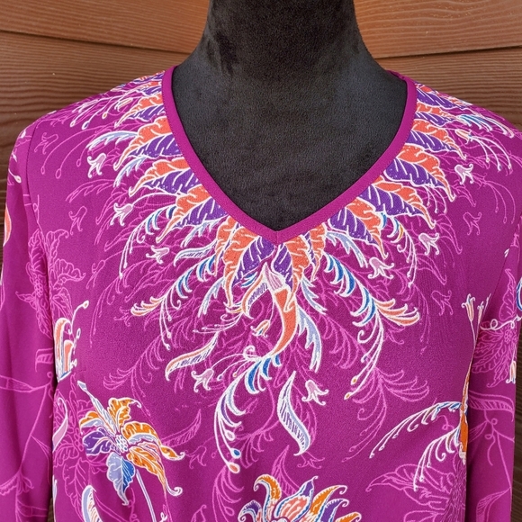 Bob Mackie Women's Raspberry V-Neck Floral Printed Woven Blouse Size XXS NWOT - Picture 16 of 16